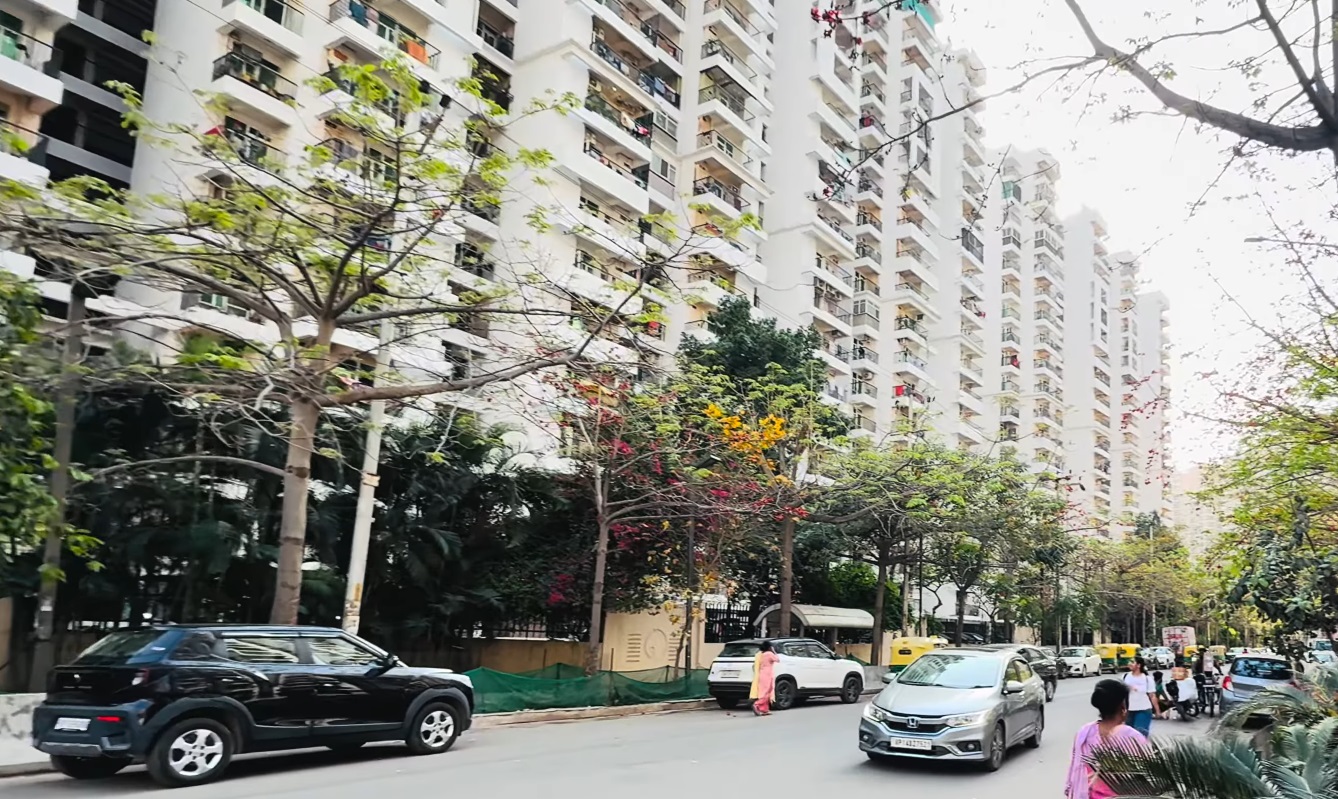 Gaur City 6th Avenue 2/3 BHK Flats Greater Noida West